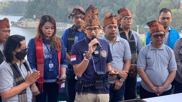 Momen Sandiaga Uno Sambangi Desa Tigarihit di Pinggiran Danau Toba