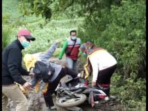 Perjuangan Nakes di Pinrang Terobos Jalan Berlumpur demi Layani Warga