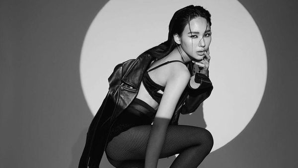 Gaya Narilya Gulmongkolpech Serba Hitam: Gaun Anggun-Stocking Jaring-jaring