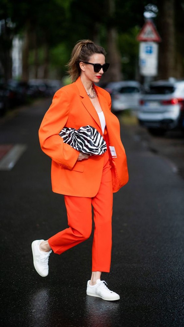 Orange outfit/ foto: pinterest.com/ @harpersbazaar