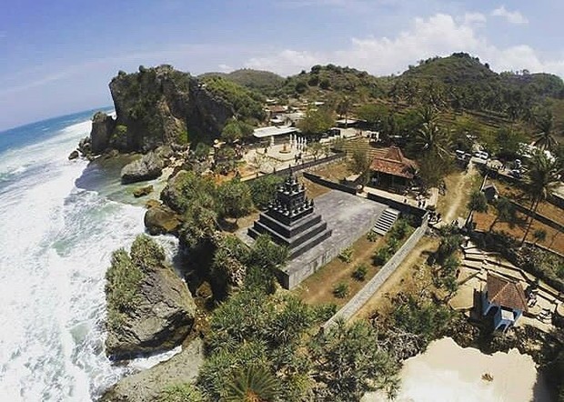 Pantai Ngobaran tampak indah dengan pemandangan laut dan pura(www.instagram.com/explore.pantaingobaran