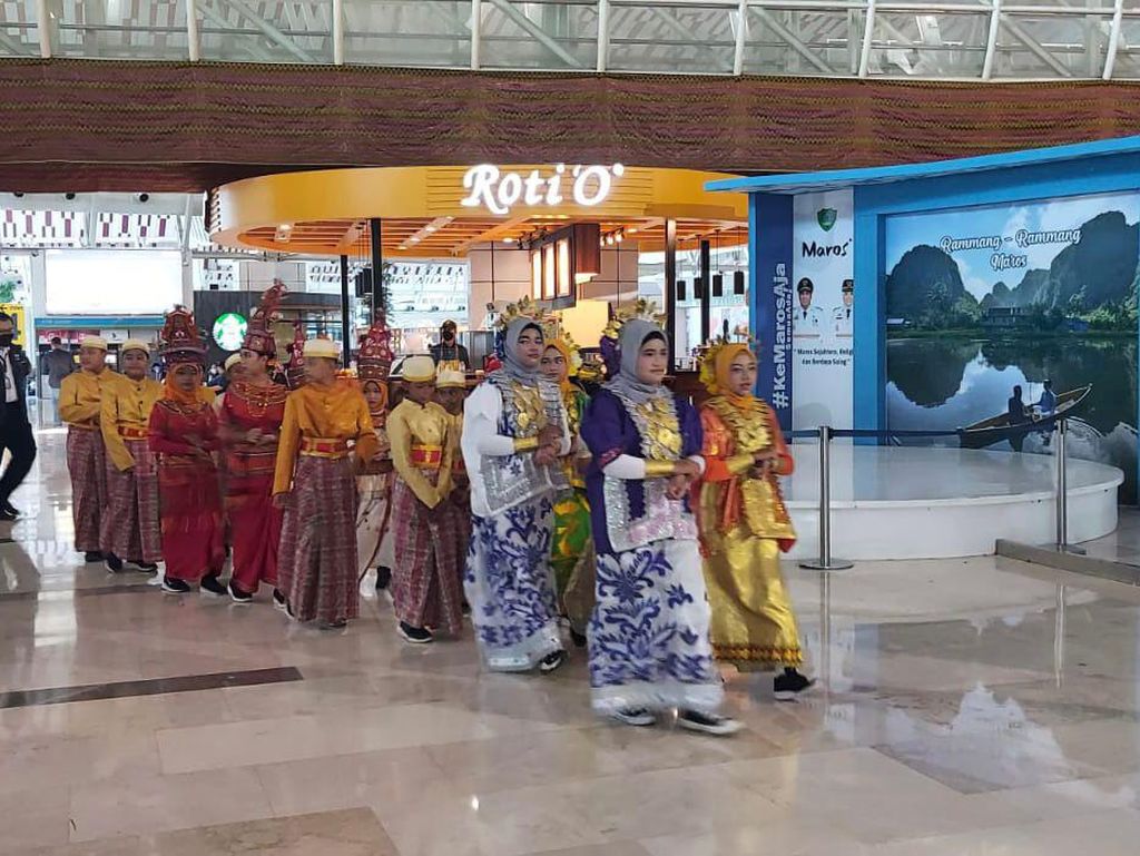 Angkasa Pura-UNICEF Hibur Penumpang Bandara Hasanuddin dengan Parade Budaya
