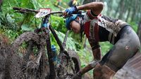 Pebalap Sepeda MTB Beradu Cepat di Lereng Gunung Ijen