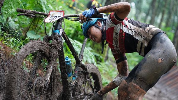 Pebalap Sepeda MTB Beradu Cepat di Lereng Gunung Ijen