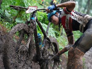 Pebalap Sepeda MTB Beradu Cepat di Lereng Gunung Ijen