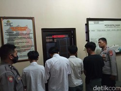 Tawuran Pelajar Cirebon di Depan Kantor Polisi, Satu Orang Luka!