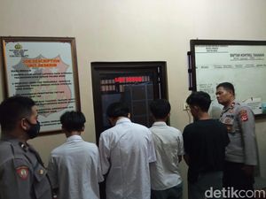 Tawuran Pelajar Cirebon di Depan Kantor Polisi, Satu Orang Luka! Tawuran Pelajar Cirebon di Depan Kantor Polisi, Satu Orang Luka!