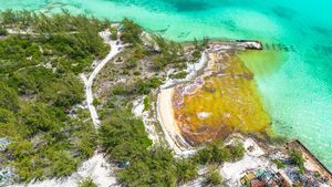 Penampakan Tumpahan Bahan Bakar Cemari Pantai di Bahama
