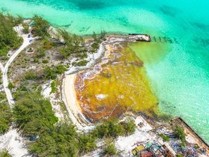 Penampakan Tumpahan Bahan Bakar Cemari Pantai di Bahama Penampakan Tumpahan Bahan Bakar Cemari Pantai di Bahama
