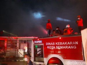 7 Mobil Damkar Diterjunkan Atasi Kebakaran Pabrik Pupuk Mranggen Demak