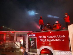 7 Mobil Damkar Diterjunkan Atasi Kebakaran Pabrik Pupuk Mranggen Demak