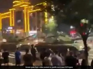 Gempar Deretan Tank di China Siaga Jaga Bank