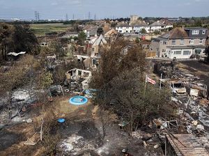 Kebakaran Hutan di Inggris Merambah Permukiman, Ini Foto-fotonya