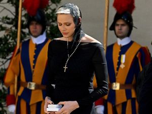 Gaya Putri Monako Langgar Protokol, Bertemu Paus Sambil Pamer Bahu