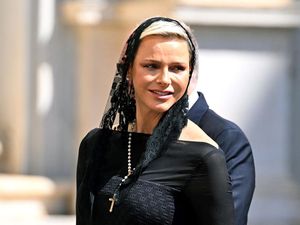 7 Gaya Putri Monako Pamer Bahu saat Bertemu Paus, Disebut Langgar Protokol