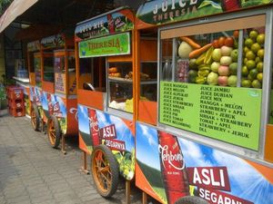5 Makanan Legendaris di Kuliner Theresia, Ada Soto Mie Hingga Es Doger