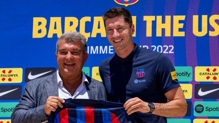 FORT LAUDERDALE, FL - JULY 20: Robert Lewandowski and Joan Laporta hold up an FC Barcelona jersey during the press conference introducing him to FC Barcelona at Conrad Fort Lauderdale Beach on July 20, 2022 in Fort Lauderdale, Florida. (Photo by Eric Espada/Getty Images)