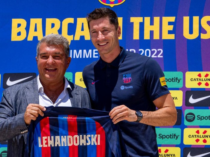 FORT LAUDERDALE, FL - JULY 20: Robert Lewandowski and Joan Laporta hold up an FC Barcelona jersey during the press conference introducing him to FC Barcelona at Conrad Fort Lauderdale Beach on July 20, 2022 in Fort Lauderdale, Florida. (Photo by Eric Espada/Getty Images)