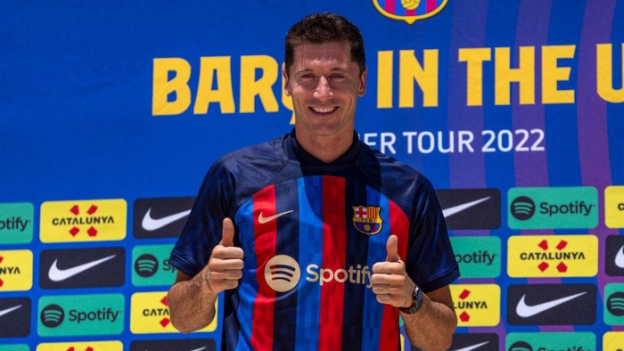 FORT LAUDERDALE, FL - JULY 20: Robert Lewandowski poses during the press conference introducing him to FC Barcelona at Conrad Fort Lauderdale Beach on July 20, 2022 in Fort Lauderdale, Florida. (Photo by Eric Espada/Getty Images)