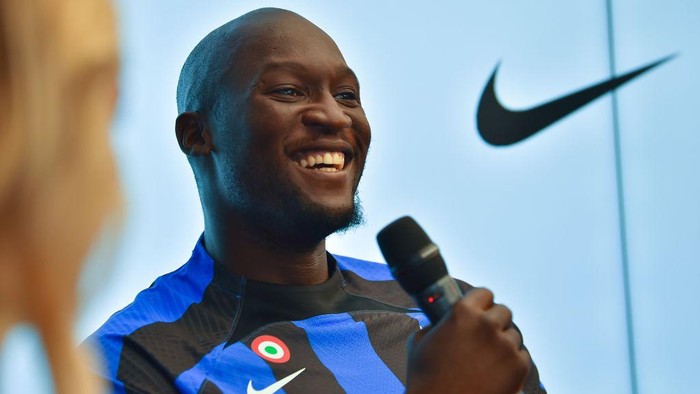 MILAN, ITALY - JULY 14: Romelu Lukaku of FC Internazionale smiles during the presentation of the new 2022/2023 Nike jersey at the Nike store in piazza Gae Aulenti 6 on July 14, 2022 in Milan, Italy. (Photo by Mattia Pistoia - Inter/Inter via Getty Images)
