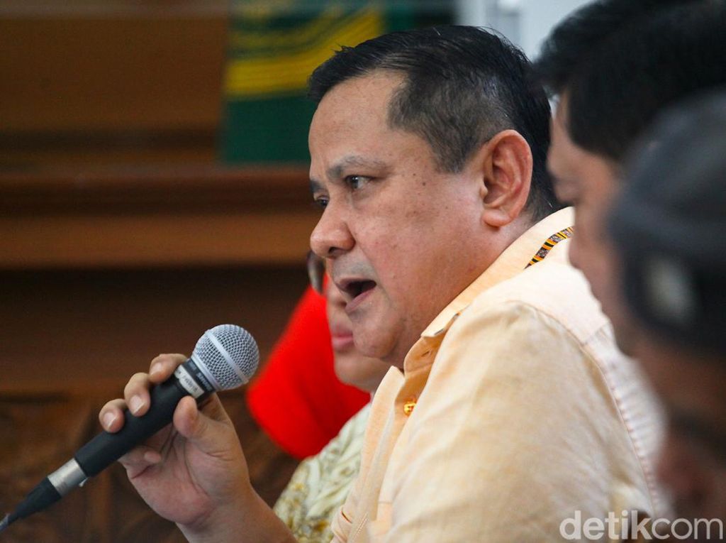Hakim Semprot Pengacara Napoleon soal Bukti Tinja: Pakai Logika Hukum Hakim Semprot Pengacara Napoleon soal Bukti Tinja: Pakai Logika Hukum