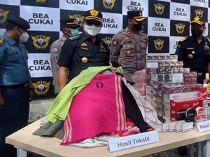 Pakaian Bekas Kiriman PMI Bali Senilai Rp 37,7 Juta Dimusnahkan Pakaian Bekas Kiriman PMI Bali Senilai Rp 37,7 Juta Dimusnahkan