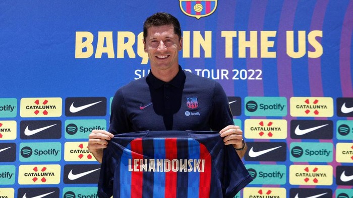 Polish football player Robert Lewandowski, with  Barcelona President Joan Laporta, arrives for a press conference in Fort Lauderdale, Florida, on July 20, 2022, as he is introduced as  club Barcelona newest player. - Lewandowski will bring the winning mentality Barcelona need according to new teammate Andreas Christensen. The Polish superstar has arrived in Miami to complete his move to the La Liga giants from Bayern Munich ahead of a July 20, friendly with David Beckhams Inter Miami. (Photo by Marco BELLO / AFP) (Photo by MARCO BELLO/AFP via Getty Images)