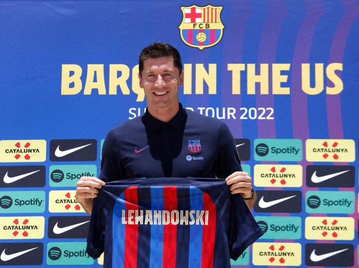 Polish football player Robert Lewandowski, with  Barcelona President Joan Laporta, arrives for a press conference in Fort Lauderdale, Florida, on July 20, 2022, as he is introduced as  club Barcelona newest player. - Lewandowski will bring the 'winning mentality' Barcelona need according to new teammate Andreas Christensen. The Polish superstar has arrived in Miami to complete his move to the La Liga giants from Bayern Munich ahead of a July 20, friendly with David Beckham's Inter Miami. (Photo by Marco BELLO / AFP) (Photo by MARCO BELLO/AFP via Getty Images)