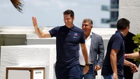 Pemain sepak bola Polandia Robert Lewandowski, tiba untuk konferensi pers di Fort Lauderdale, Florida, Rabu, (20/7/2022), saat ia diperkenalkan sebagai pemain terbaru klub Barcelona.