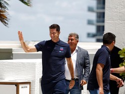 Pemain sepak bola Polandia Robert Lewandowski, tiba untuk konferensi pers di Fort Lauderdale, Florida, Rabu, (20/7/2022), saat ia diperkenalkan sebagai pemain terbaru klub Barcelona.