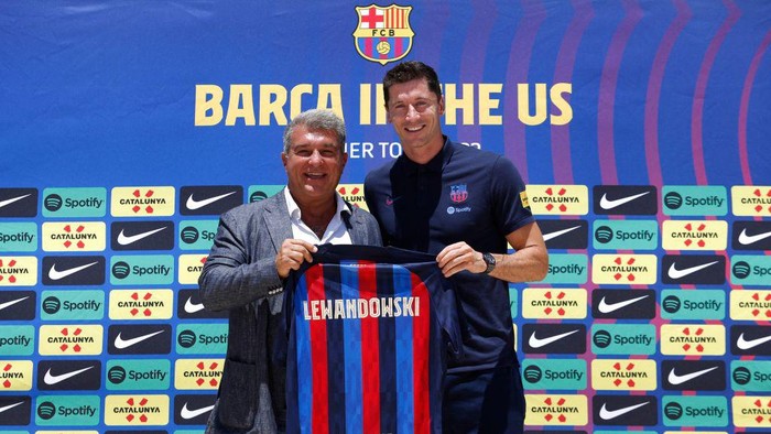 Polish football player Robert Lewandowski, with  Barcelona President Joan Laporta, arrives for a press conference in Fort Lauderdale, Florida, on July 20, 2022, as he is introduced as  club Barcelona newest player. - Lewandowski will bring the winning mentality Barcelona need according to new teammate Andreas Christensen. The Polish superstar has arrived in Miami to complete his move to the La Liga giants from Bayern Munich ahead of a July 20, friendly with David Beckhams Inter Miami. (Photo by Marco BELLO / AFP) (Photo by MARCO BELLO/AFP via Getty Images)