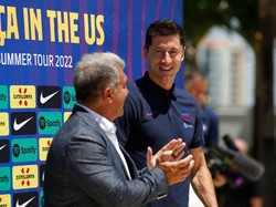 Pemain sepak bola Polandia Robert Lewandowski, dengan Presiden Barcelona Joan Laporta, tiba untuk konferensi pers di Fort Lauderdale, Florida.