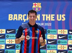 Lewandowski menandatangani kontrak dengan klub untuk empat tahun ke depan. Klausul buyout ditetapkan di angka 500 juta euro.