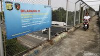 Spanduk Larangan Melempar Batu ke Jalan Tol JORR