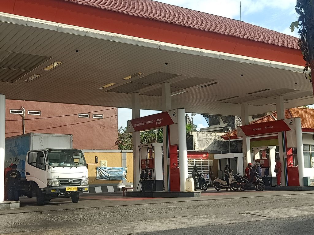Suasana di SPBU 54.801.37 yang berlokasi di Jalan Gatot Subroto Timur, Denpasar pada Kamis (21/7/2022)
