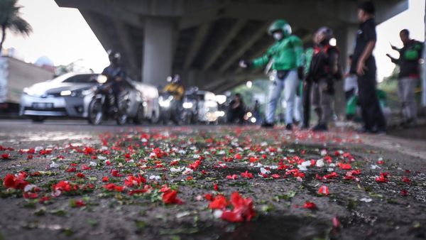 Warga Gelar Tabur Bunga di Lokasi  Kecelakaan Maut Cibubur