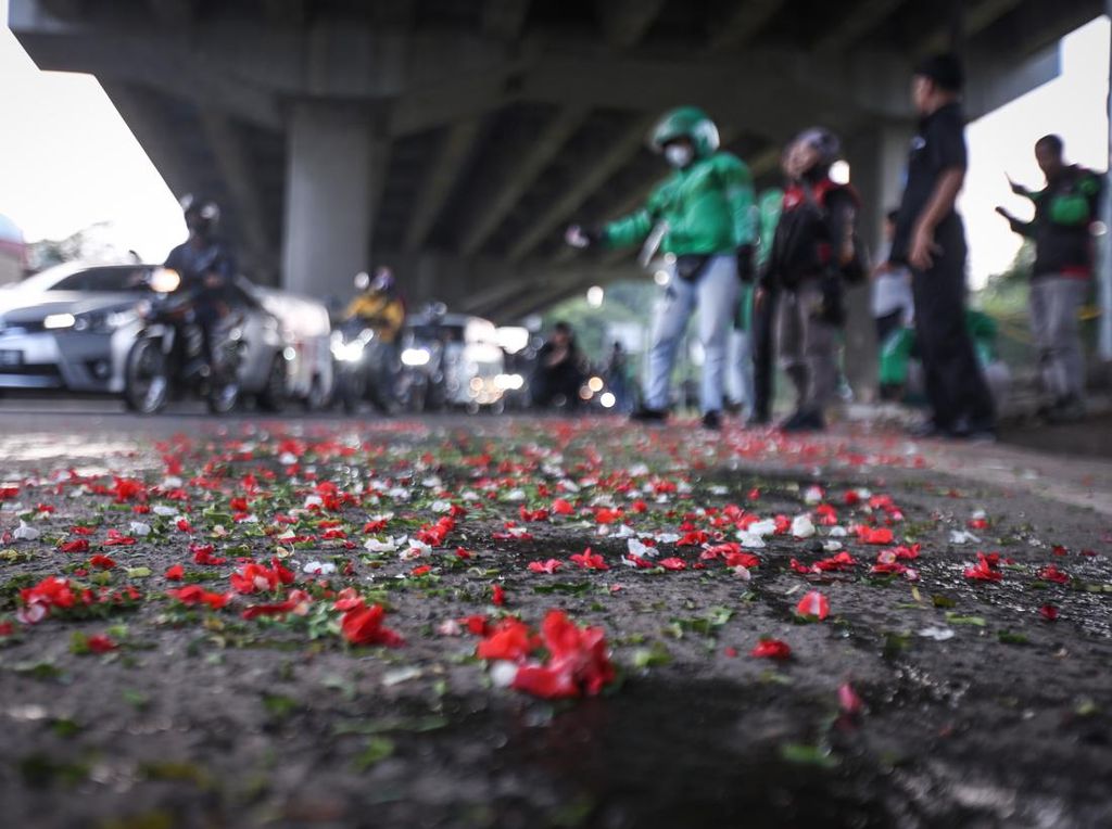 Warga Gelar Tabur Bunga di Lokasi  Kecelakaan Maut Cibubur