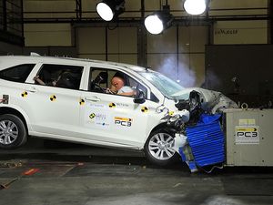 Kembaran Avanza-Xenia Dites Tabrak, Begini Hasilnya Kembaran Avanza-Xenia Dites Tabrak, Begini Hasilnya