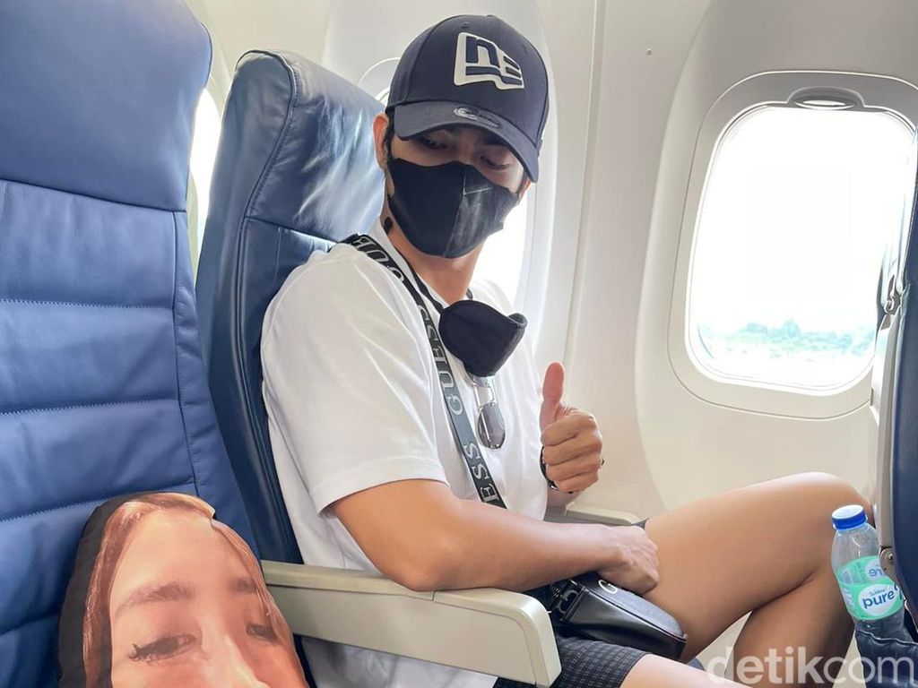 Viral Aksi Suami Bucin yang Liburan Sendirian Bawa Bantal Gambar Wajah Istri Viral Aksi Suami Bucin yang Liburan Sendirian Bawa Bantal Gambar Wajah Istri