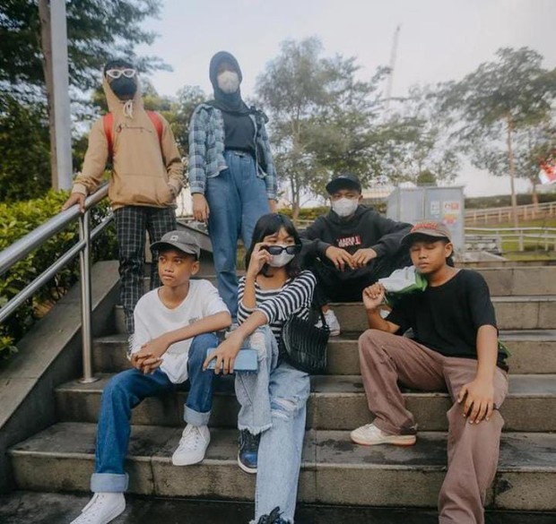 ABG dari Citayam datang ke Sudirman untuk fashion week/ foto: instagram citayamfashionweek.jkt ABG dari Citayam datang ke Sudirman untuk fashion week.