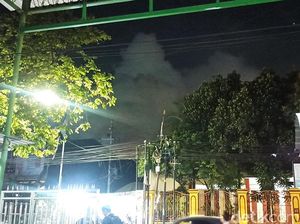 27 Jam Berlalu, Bara Api Kebakaran Gudang Pupuk Mranggen Belum Padam