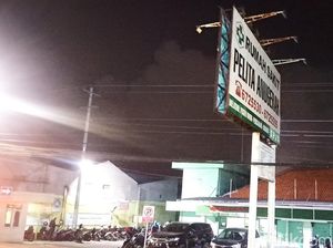 Petugas Damkar Sesak Napas Saat Padamkan Bara Api di Gudang Mranggen