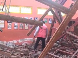 Murid SD di Ngawi Belajar di Musala-Perpustakaan Karena Atap Kelas Runtuh