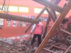 Murid SD di Ngawi Belajar di Musala-Perpustakaan Karena Atap Kelas Runtuh Murid SD di Ngawi Belajar di Musala-Perpustakaan Karena Atap Kelas Runtuh