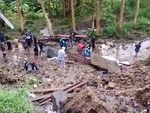 Longsor di Bone Tutup Akses Jalan 9 Desa dan 1 Kelurahan Longsor di Bone Tutup Akses Jalan 9 Desa dan 1 Kelurahan