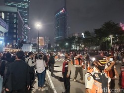 Momen Satpol PP Bubarkan Massa di Citayam Fashion Week Sudirman