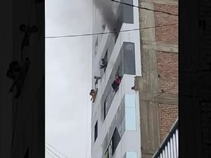 Detik-detik Puluhan Orang Terjebak di Apartemen yang Terbakar di Peru