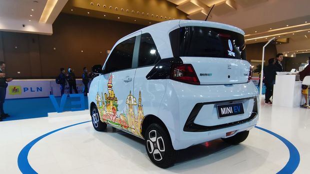DFSK sebagai produsen kendaraan bermotor ternama memiliki komitmen yang kuat dalam mengembangkan ekosistem kendaraan listrik di Indonesia. Beragam langkah konkret ditunjukan oleh DFSK demi bisa turut berpartisipasi aktif menyambut era kendaraan listrik di Tanah Air yang efisien, bertenaga, dan ramah lingkungan. Kendaraan listrik, bagi DFSK, merupakan sebuah keniscayaan di mana teknologi ini akan menjadi sarana mobilitas di masa depan dan diusung secara global di seluruh negara. Hal ini yang kemudian membuat DFSK harus ikut serta dalam perkembangan elektrifikasi global dengan menghadirkan berbagai macam kendaraan listrik yang bisa dimanfaatkan sebagai solusi mobilitas masyarakat di berbagai aktivitas sehari-hari.Perusahaan otomotif terkemuka dari Tiongkok ini mengapresiasi serta menyatakan rasa bangga menjadi bagian dari PERIKLINDO Electric Vehicle Show (PEVS) 2022 yang merupakan pameran khusus kendaraan listrik pertama di Indonesia. Nilai dan semangat yang dijunjung oleh PEVS 2022 jelas sejalan dengan semangat DFSK dalam memberikan edukasi serta sosialisasi mengenai berbagai teknologi kendaraan listrik, dan menjadi bagian dari usaha mengakselerasi perkembangan ekosistem kendaraan listrik Indonesia.