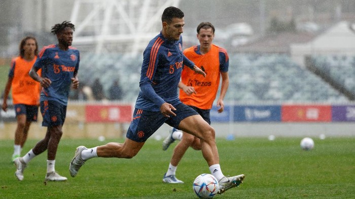 PERTH, AUSTRALIA - JULY 21: Diogo Dalot of Manchester United in action during a Manchester United training session at the WACA on July 21, 2022 in Perth, Australia. (Photo by Paul Kane/Getty Images)