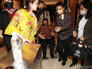 Roy Suryo Tumbang Diperiksa 12 Jam sebagai Tersangka Meme Stupa